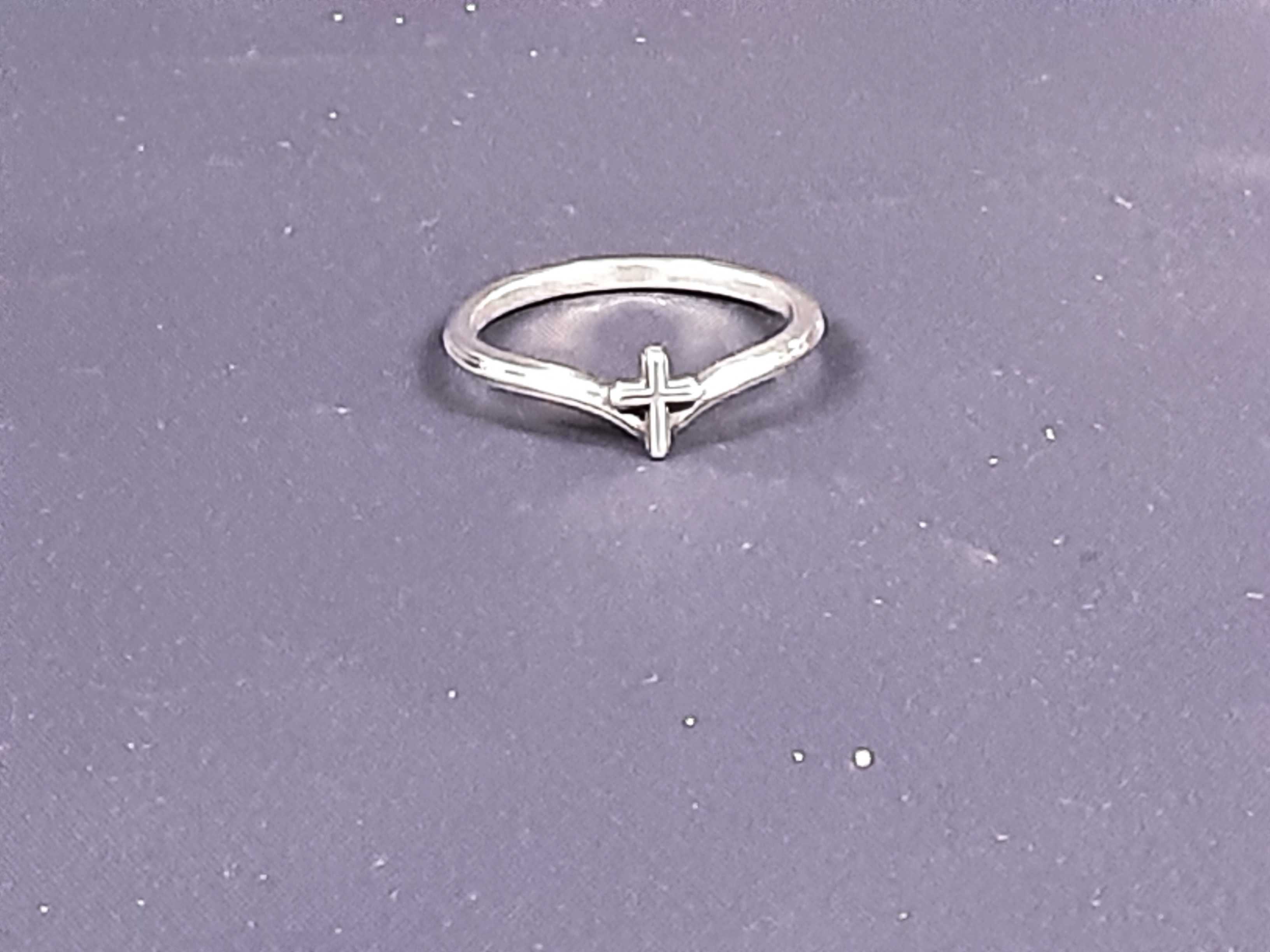 Women's Ring - Silver 1.7 grams Size 8