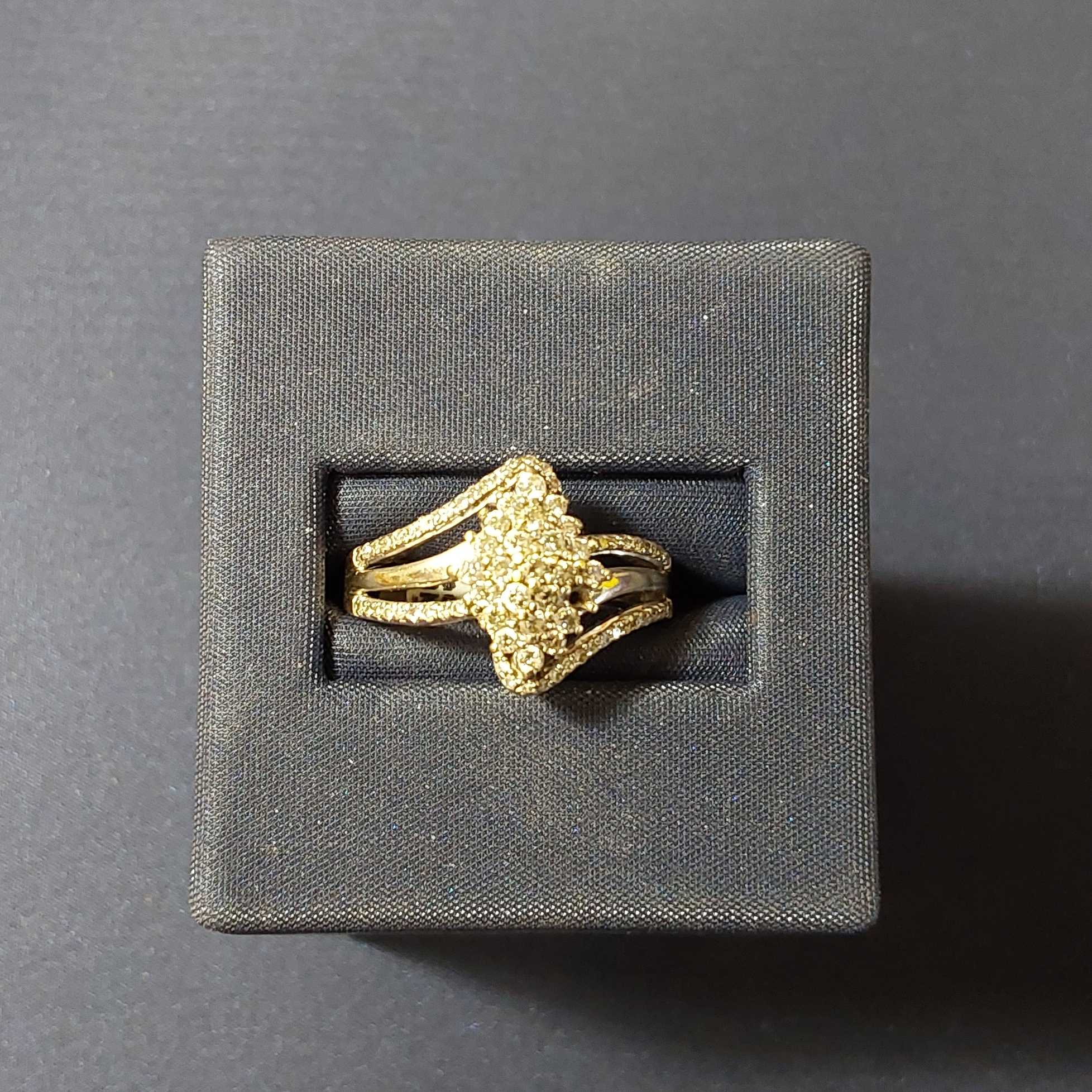 Women's Ring - White Gold 10k (.417) 3.7 grams Size 8