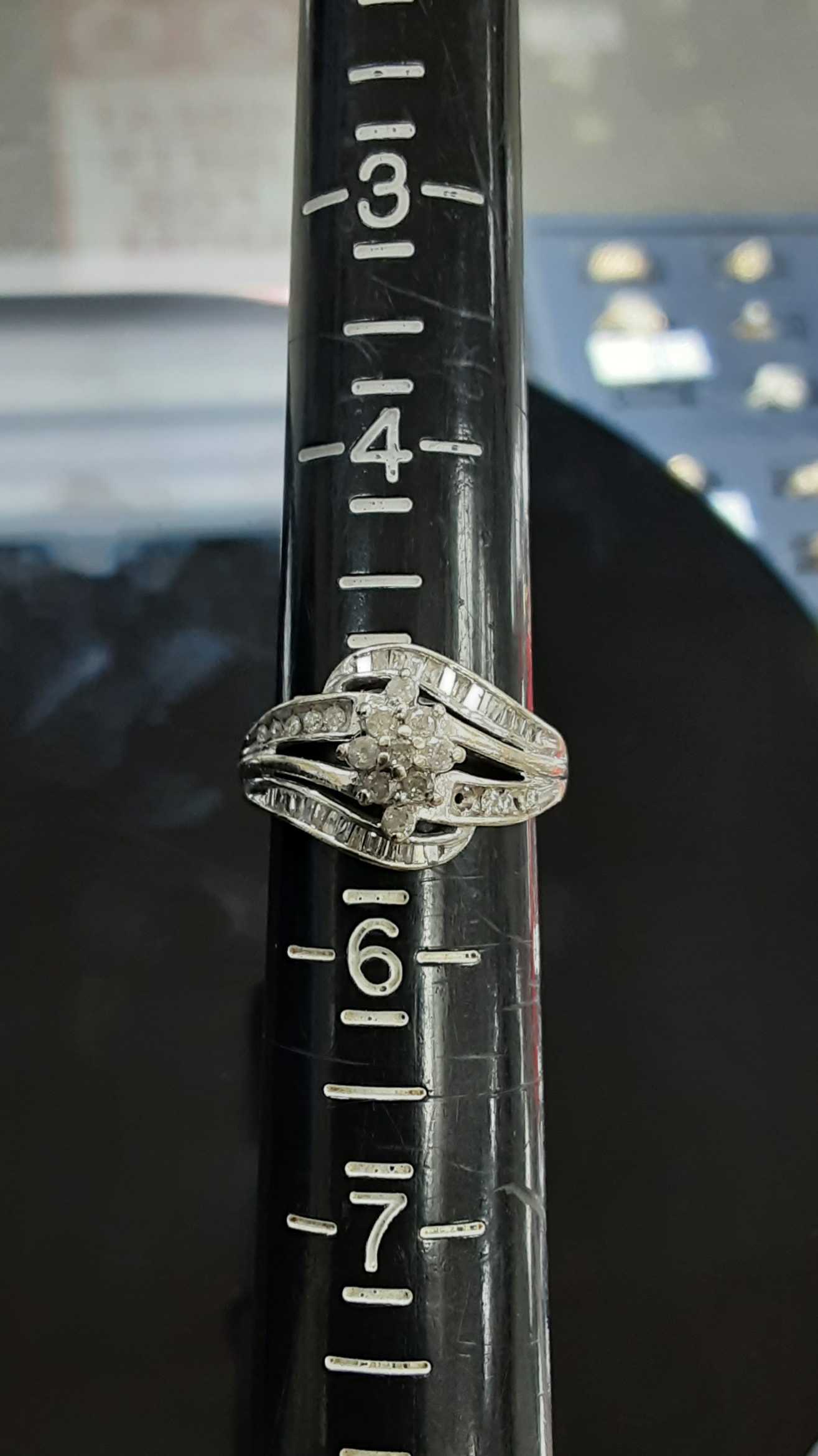 Women's Ring - White Gold 14k (.585) 3.1 grams Size 7