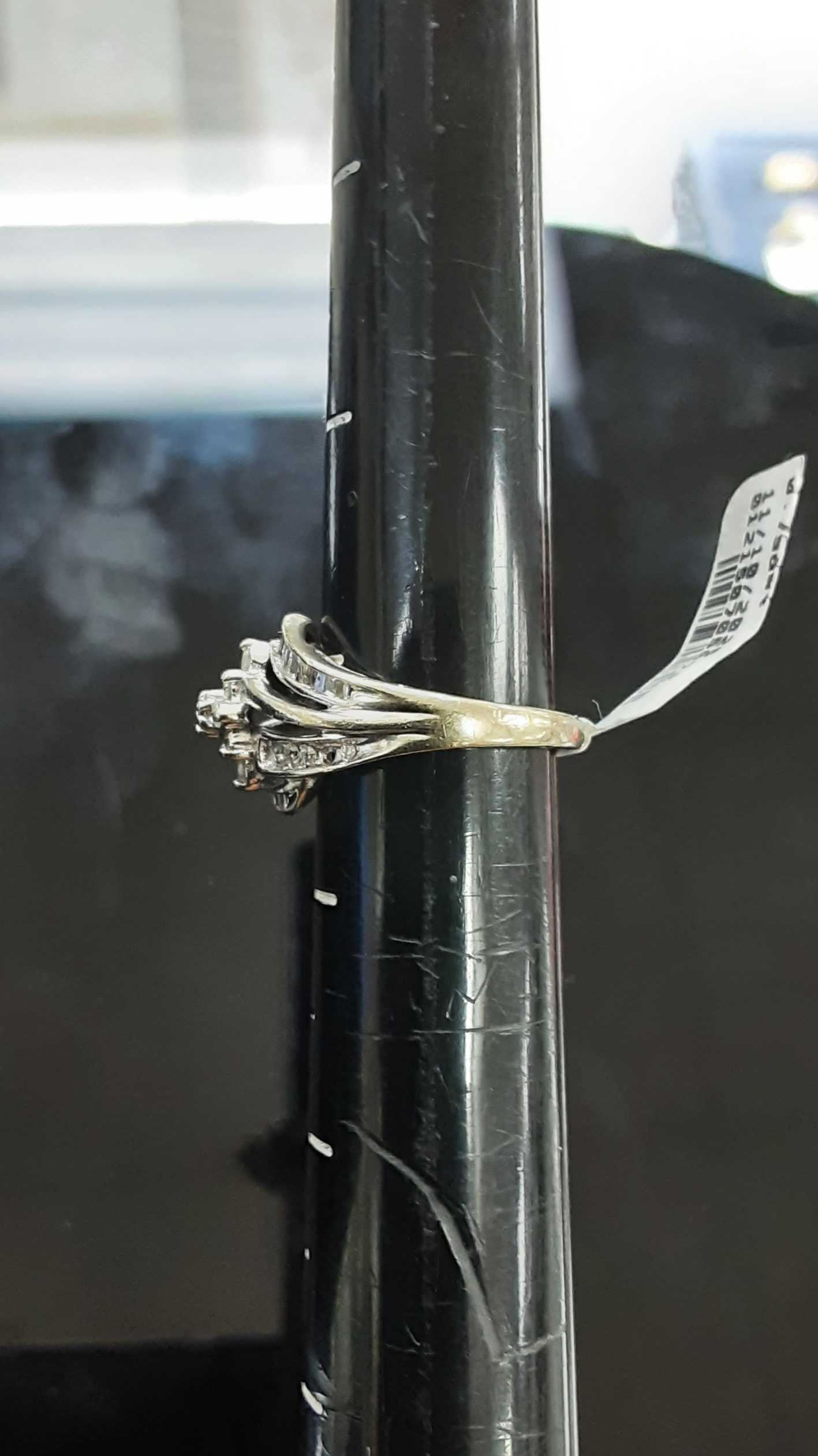 Women's Ring - White Gold 14k (.585) 3.1 grams Size 7 - Image 2
