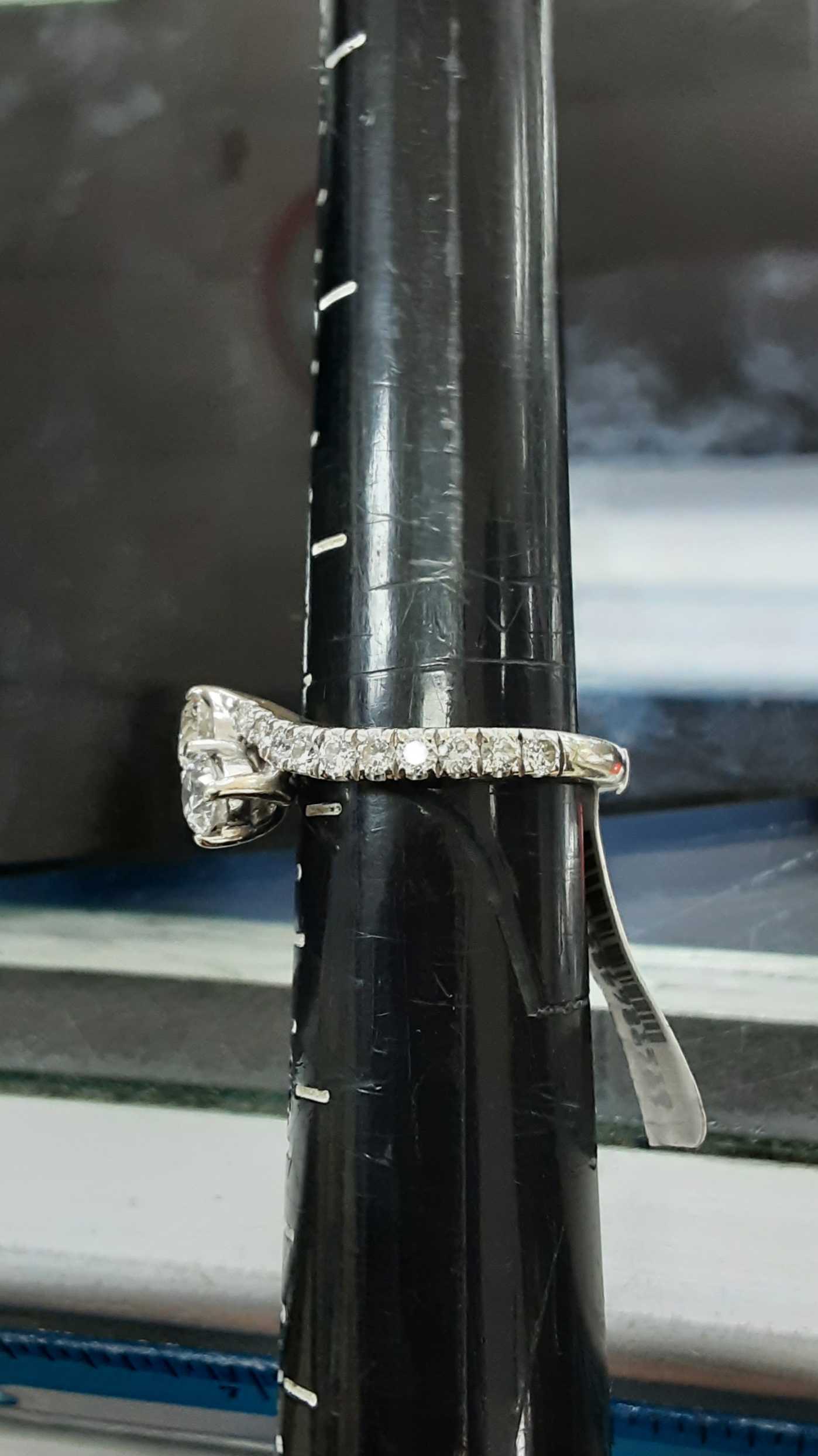Women's Ring - White Gold 14k (.585) 5.4 grams Size 7 - Image 2