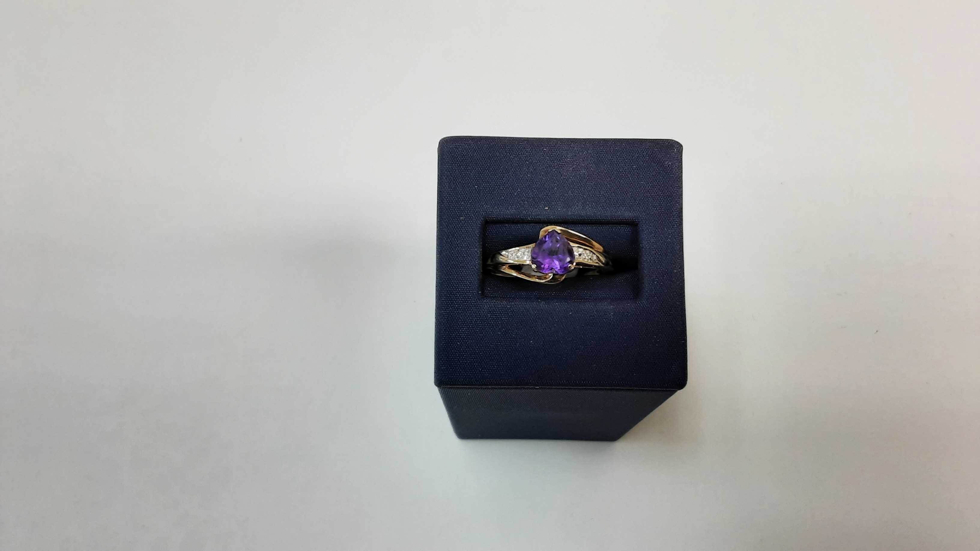 Women's Ring - Yellow Gold 10k (.417) 2.2 grams Size 10.5
