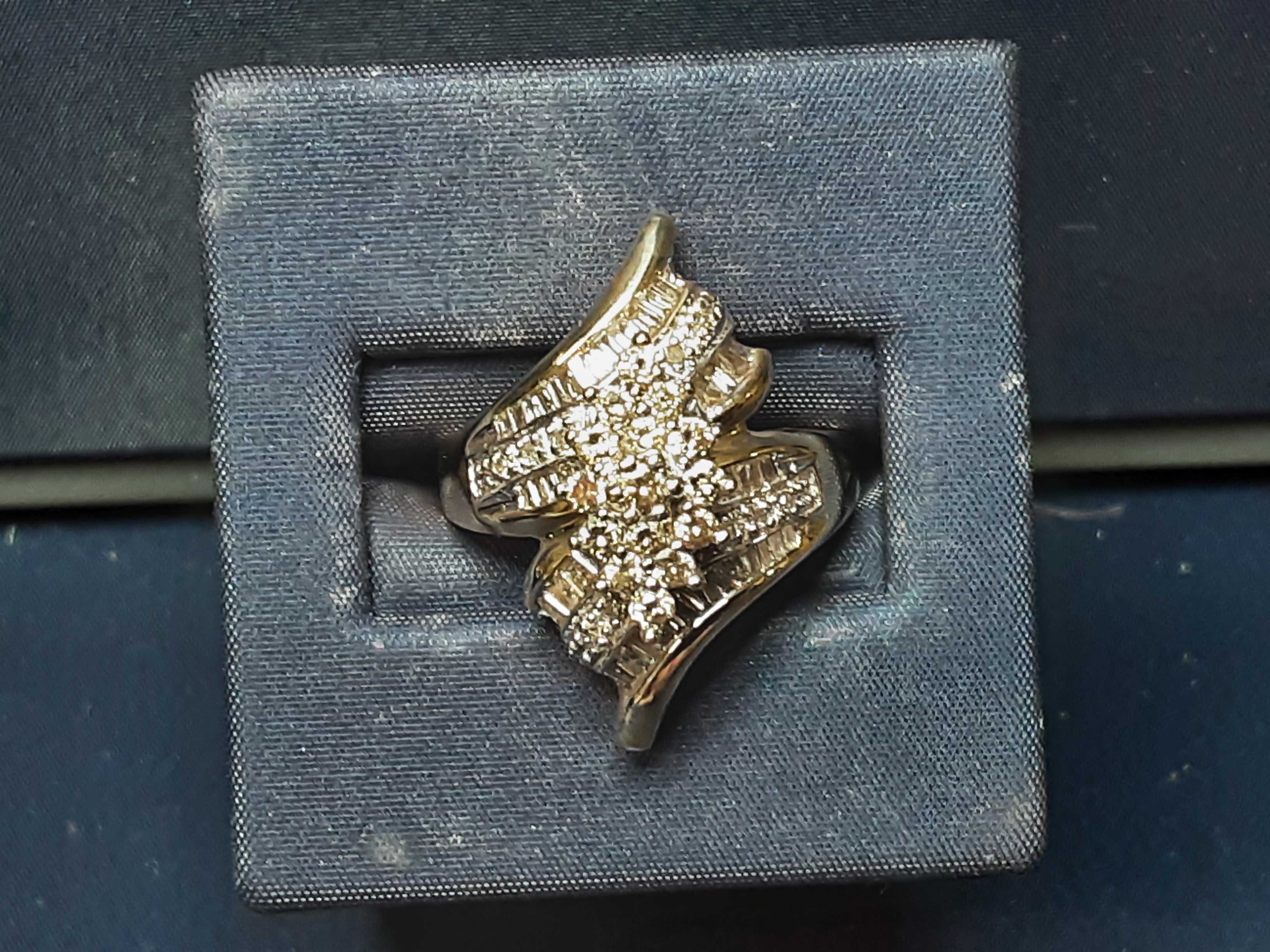Women's Ring - Yellow Gold 10k (.417) 6.8 grams Size 9